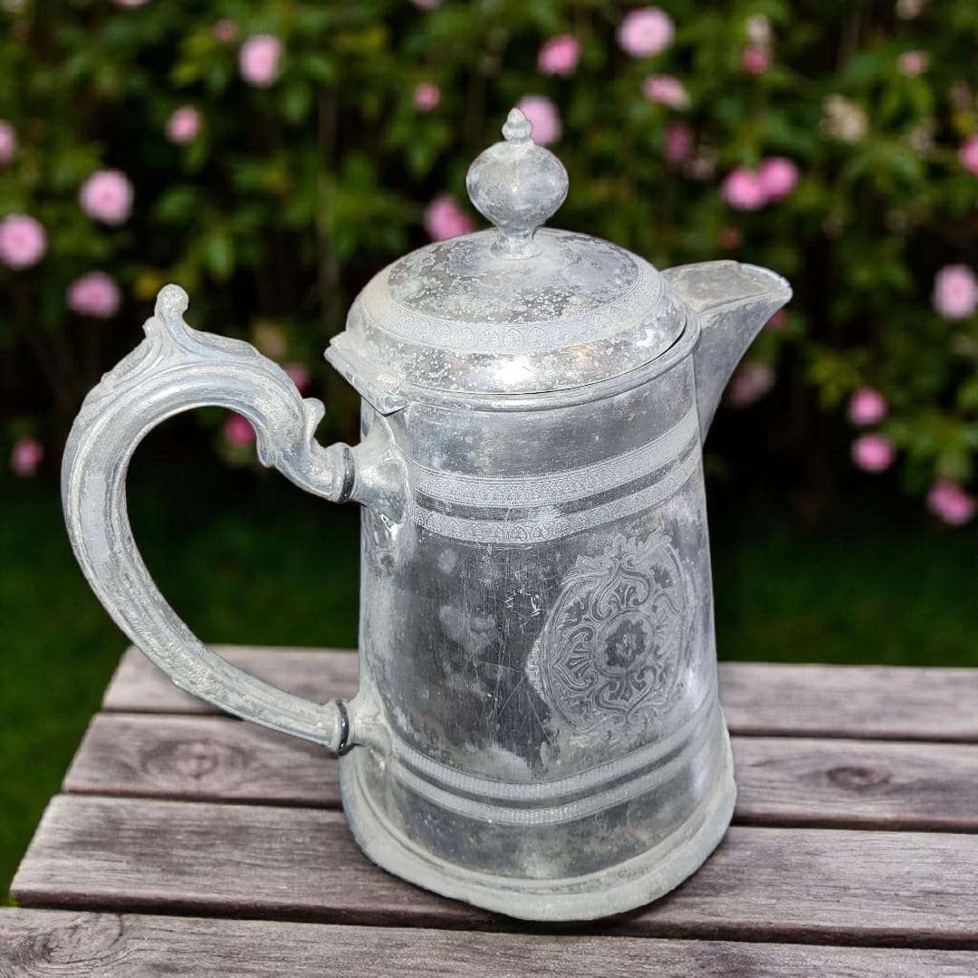 Jarra de Estaño de Peltre grabada con tapa vintage - Cositas Antiguas – La Guadaña, Anticuarios Online en Jerez , vender antigüedades, muebles antiguos