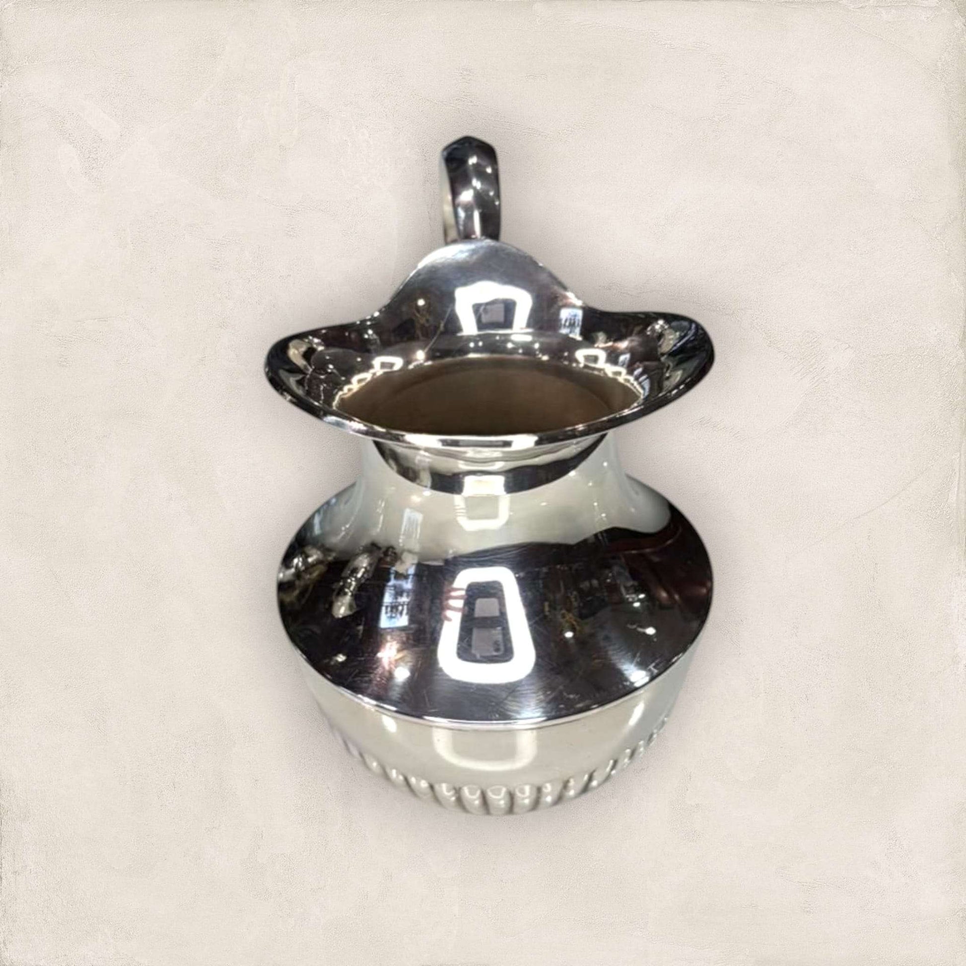 Jarra de Metal Plateado: Elegancia y Brillo en Cada Espacio - Cositas Antiguas – La Guadaña, Anticuarios Online en Jerez , vender antigüedades, muebles antiguos