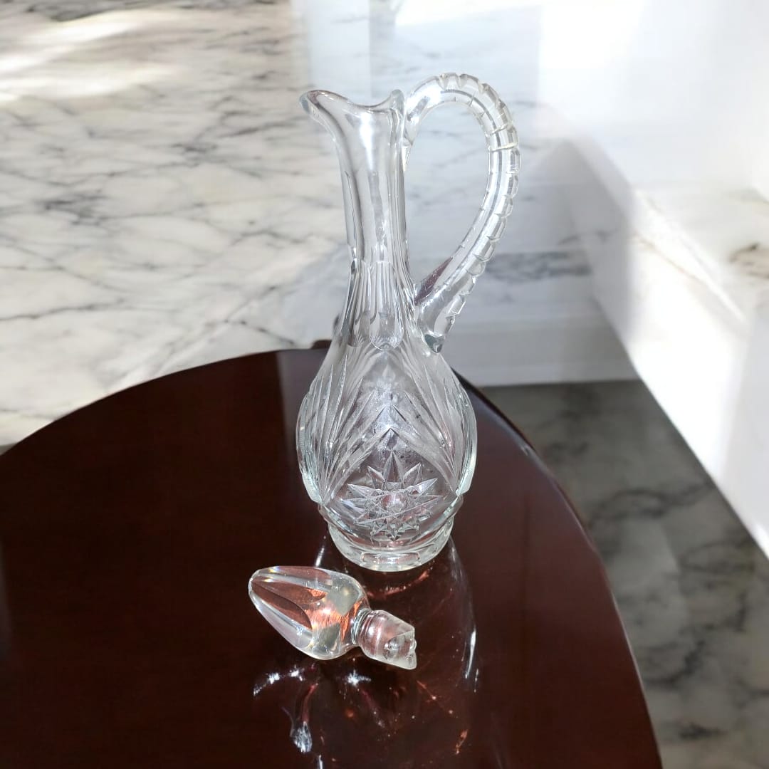 Jarra licorera de cristal tallada con asa elegante - Cositas Antiguas – La Guadaña, Anticuarios Online en Jerez , vender antigüedades, muebles antiguos
