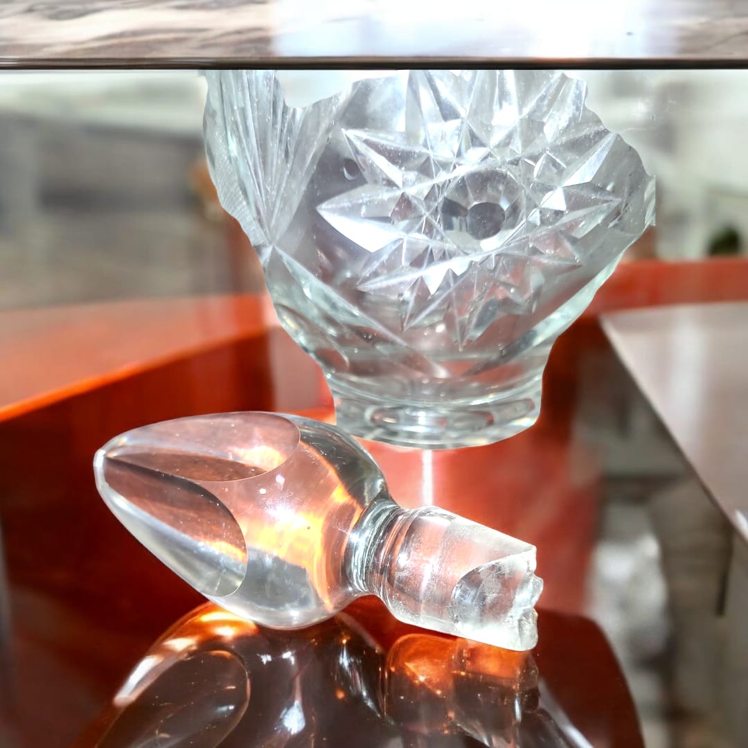 Jarra licorera de cristal tallada con asa elegante - Cositas Antiguas – La Guadaña, Anticuarios Online en Jerez , vender antigüedades, muebles antiguos