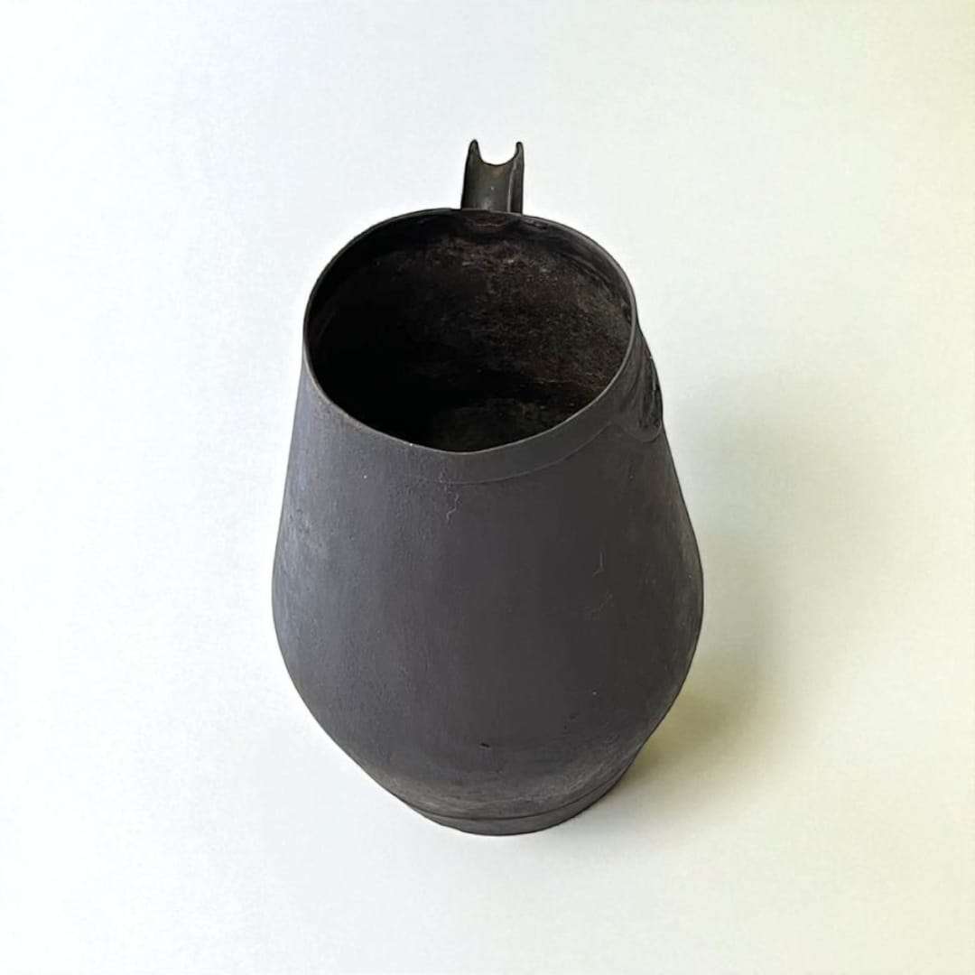 Jarra de trasiego antigua en metal – Pieza única vinícola - Cositas Antiguas – La Guadaña, Anticuarios Online en Jerez , vender antigüedades, muebles antiguos