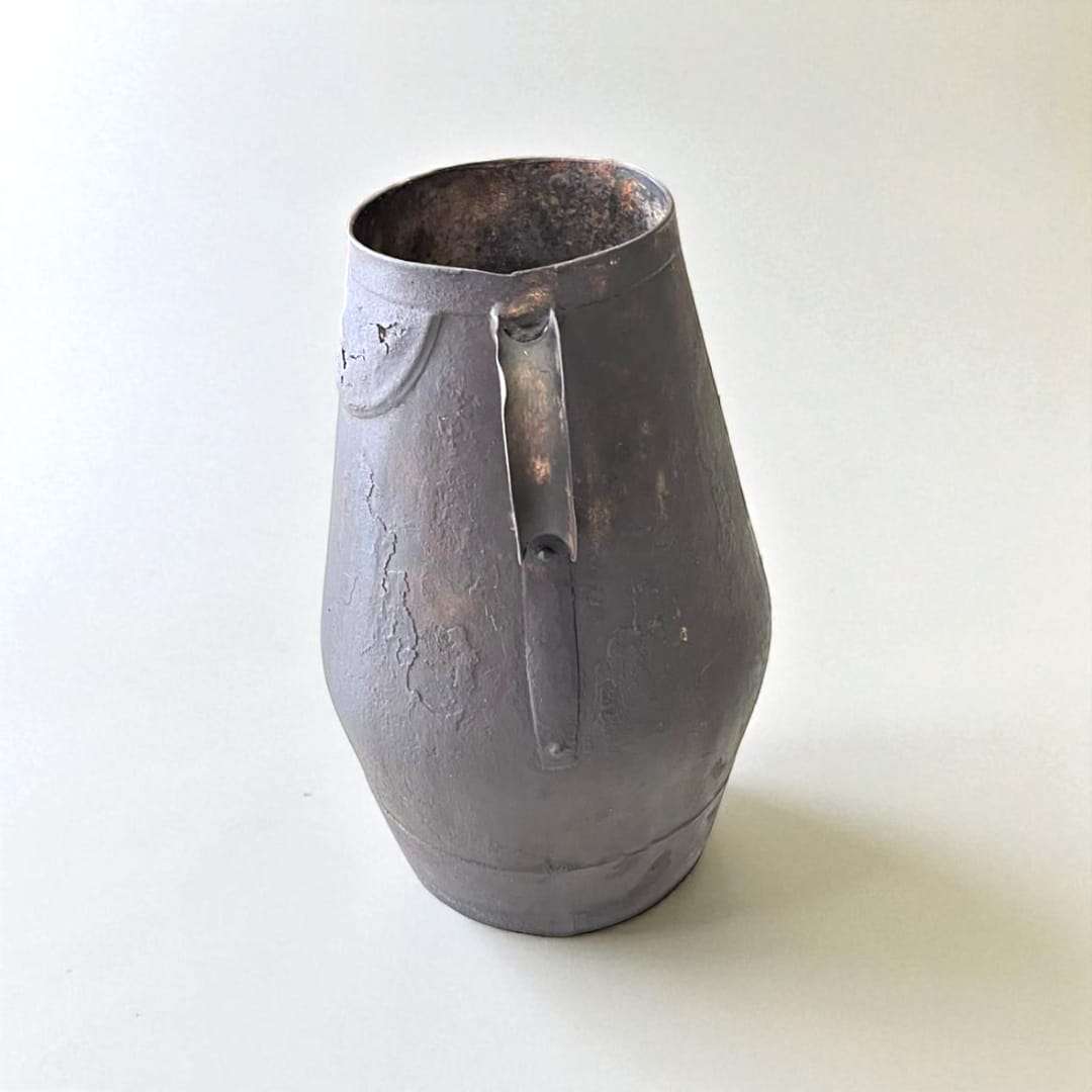 Jarra de trasiego antigua en metal – Pieza única vinícola - Cositas Antiguas – La Guadaña, Anticuarios Online en Jerez , vender antigüedades, muebles antiguos