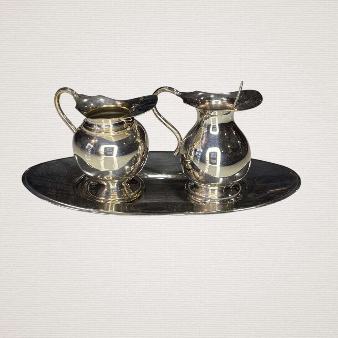 Pareja de jarritas vintage de metal plateado con bandeja - Cositas Antiguas – La Guadaña, Anticuarios Online en Jerez , vender antigüedades, muebles antiguos