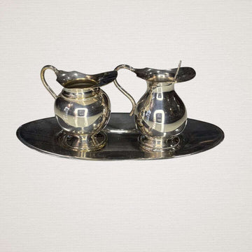 Pareja de jarritas vintage de metal plateado con bandeja - Cositas Antiguas – La Guadaña, Anticuarios Online en Jerez , vender antigüedades, muebles antiguos
