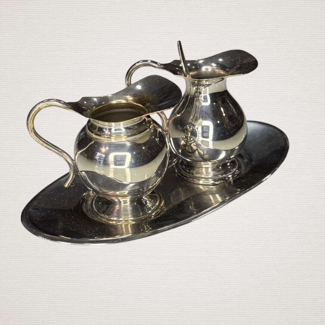 Pareja de jarritas vintage de metal plateado con bandeja - Cositas Antiguas – La Guadaña, Anticuarios Online en Jerez , vender antigüedades, muebles antiguos