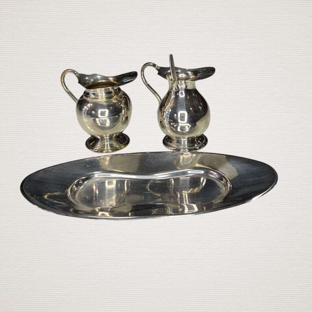 Pareja de jarritas vintage de metal plateado con bandeja - Cositas Antiguas – La Guadaña, Anticuarios Online en Jerez , vender antigüedades, muebles antiguos