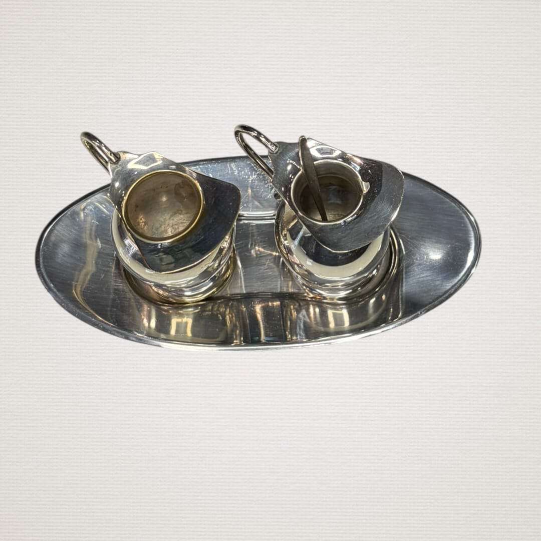 Pareja de jarritas vintage de metal plateado con bandeja - Cositas Antiguas – La Guadaña, Anticuarios Online en Jerez , vender antigüedades, muebles antiguos