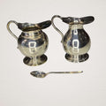 Pareja de jarritas vintage de metal plateado con bandeja - Cositas Antiguas – La Guadaña, Anticuarios Online en Jerez , vender antigüedades, muebles antiguos
