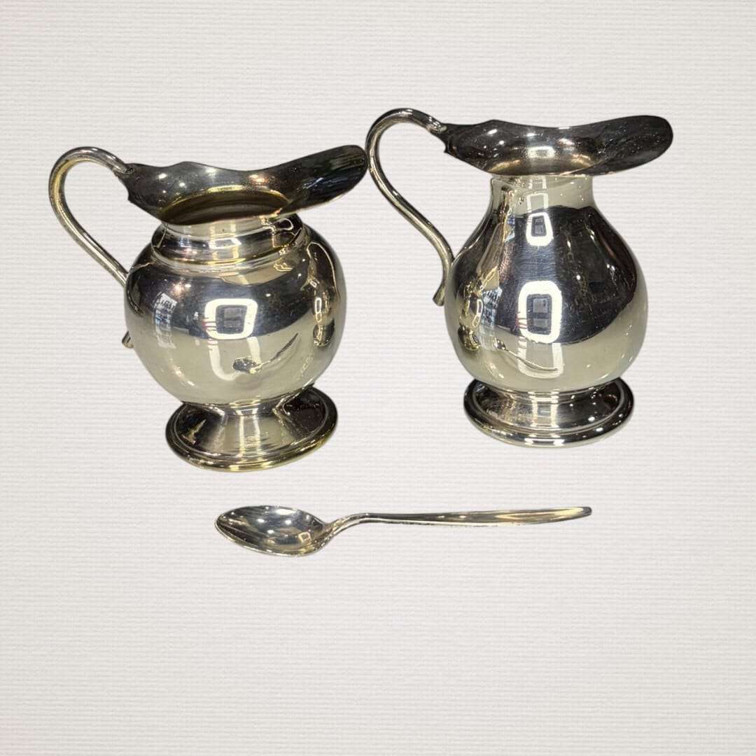 Pareja de jarritas vintage de metal plateado con bandeja - Cositas Antiguas – La Guadaña, Anticuarios Online en Jerez , vender antigüedades, muebles antiguos