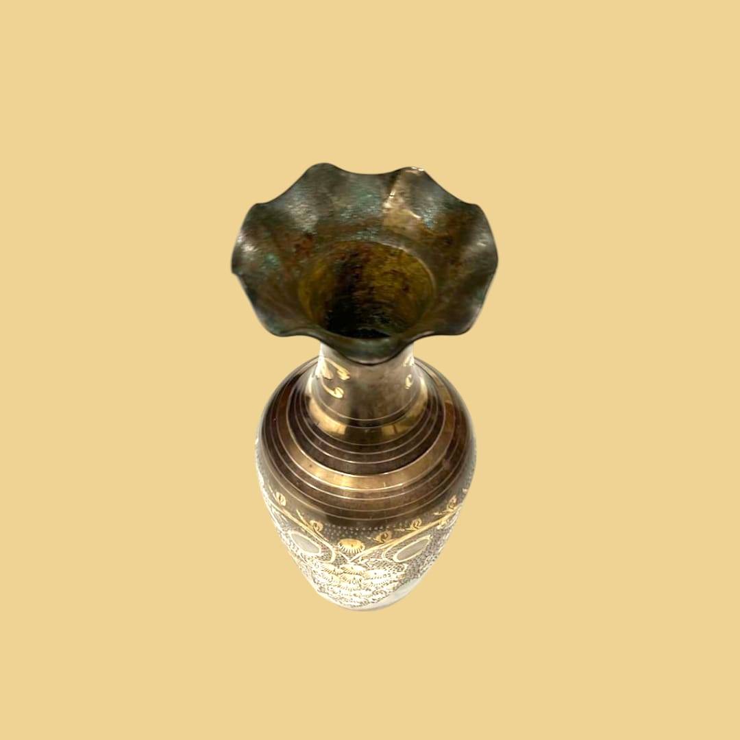 Jarrón antiguo de metal decorado con grabados elegantes - Cositas Antiguas – La Guadaña, Anticuarios Online en Jerez , vender antigüedades, muebles antiguos
