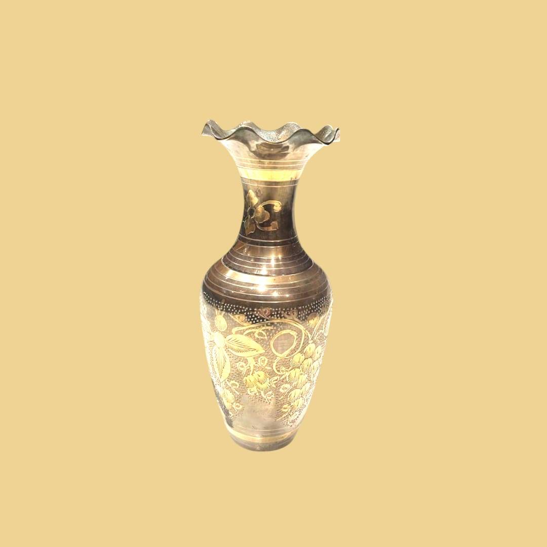 Jarrón antiguo de metal decorado con grabados elegantes - Cositas Antiguas – La Guadaña, Anticuarios Online en Jerez , vender antigüedades, muebles antiguos