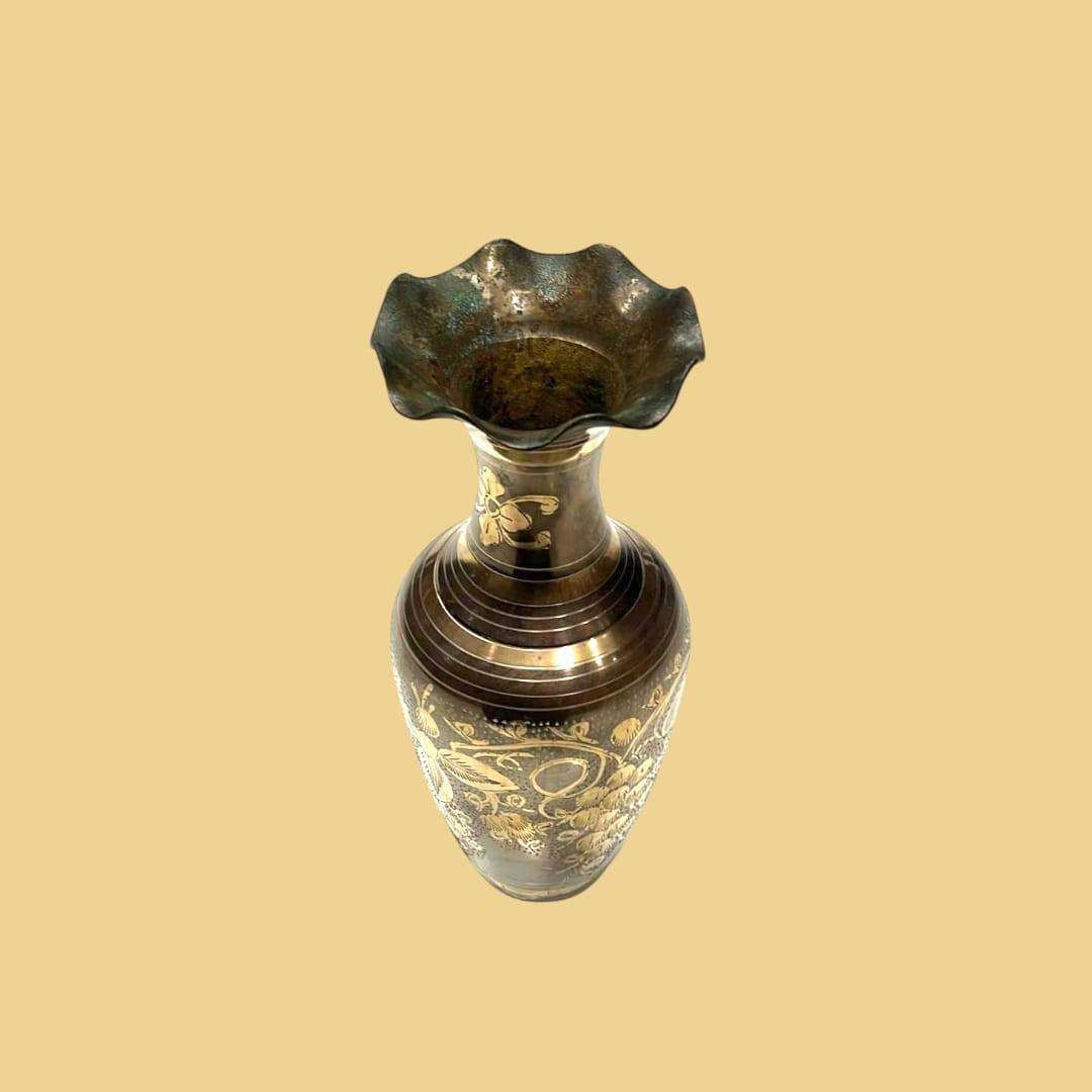 Jarrón antiguo de metal decorado con grabados elegantes - Cositas Antiguas – La Guadaña, Anticuarios Online en Jerez , vender antigüedades, muebles antiguos