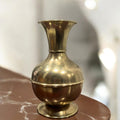 Jarrón de metal clásico: florero y decoración elegante - Cositas Antiguas – La Guadaña, Anticuarios Online en Jerez , vender antigüedades, muebles antiguos