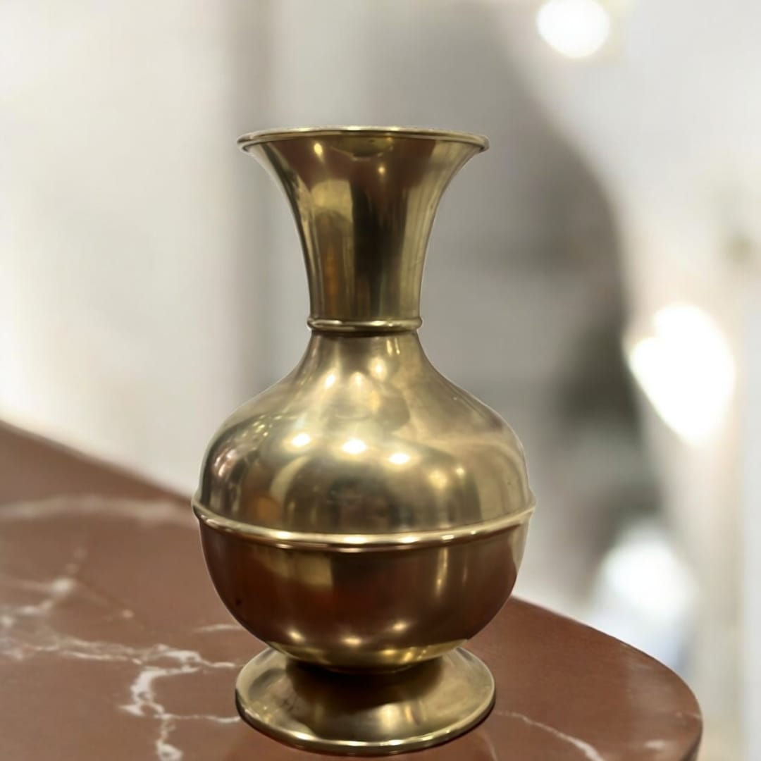 Jarrón de metal clásico: florero y decoración elegante - Cositas Antiguas – La Guadaña, Anticuarios Online en Jerez , vender antigüedades, muebles antiguos