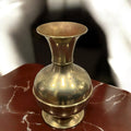 Jarrón de metal clásico: florero y decoración elegante - Cositas Antiguas – La Guadaña, Anticuarios Online en Jerez , vender antigüedades, muebles antiguos