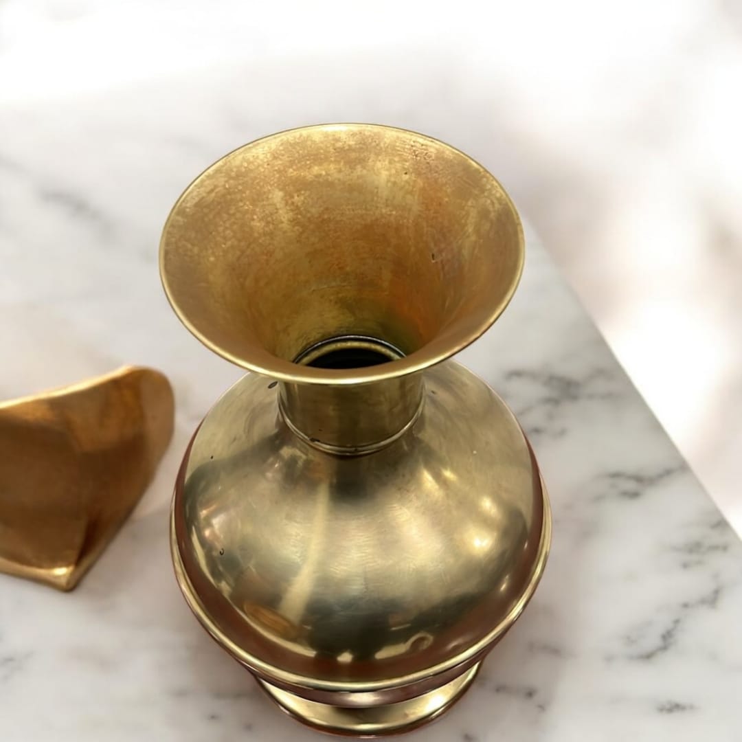 Jarrón de metal clásico: florero y decoración elegante - Cositas Antiguas – La Guadaña, Anticuarios Online en Jerez , vender antigüedades, muebles antiguos