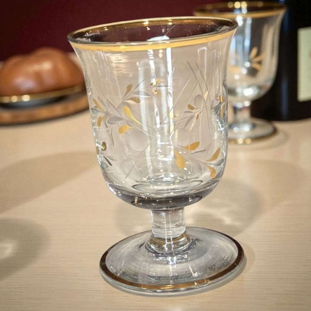 Licorera antigua con copas en cristal decorado a mano - Cositas Antiguas – La Guadaña, Anticuarios Online en Jerez , vender antigüedades, muebles antiguos