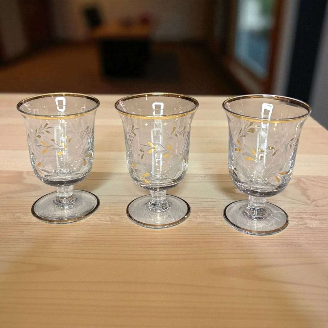 Licorera antigua con copas en cristal decorado a mano - Cositas Antiguas – La Guadaña, Anticuarios Online en Jerez , vender antigüedades, muebles antiguos