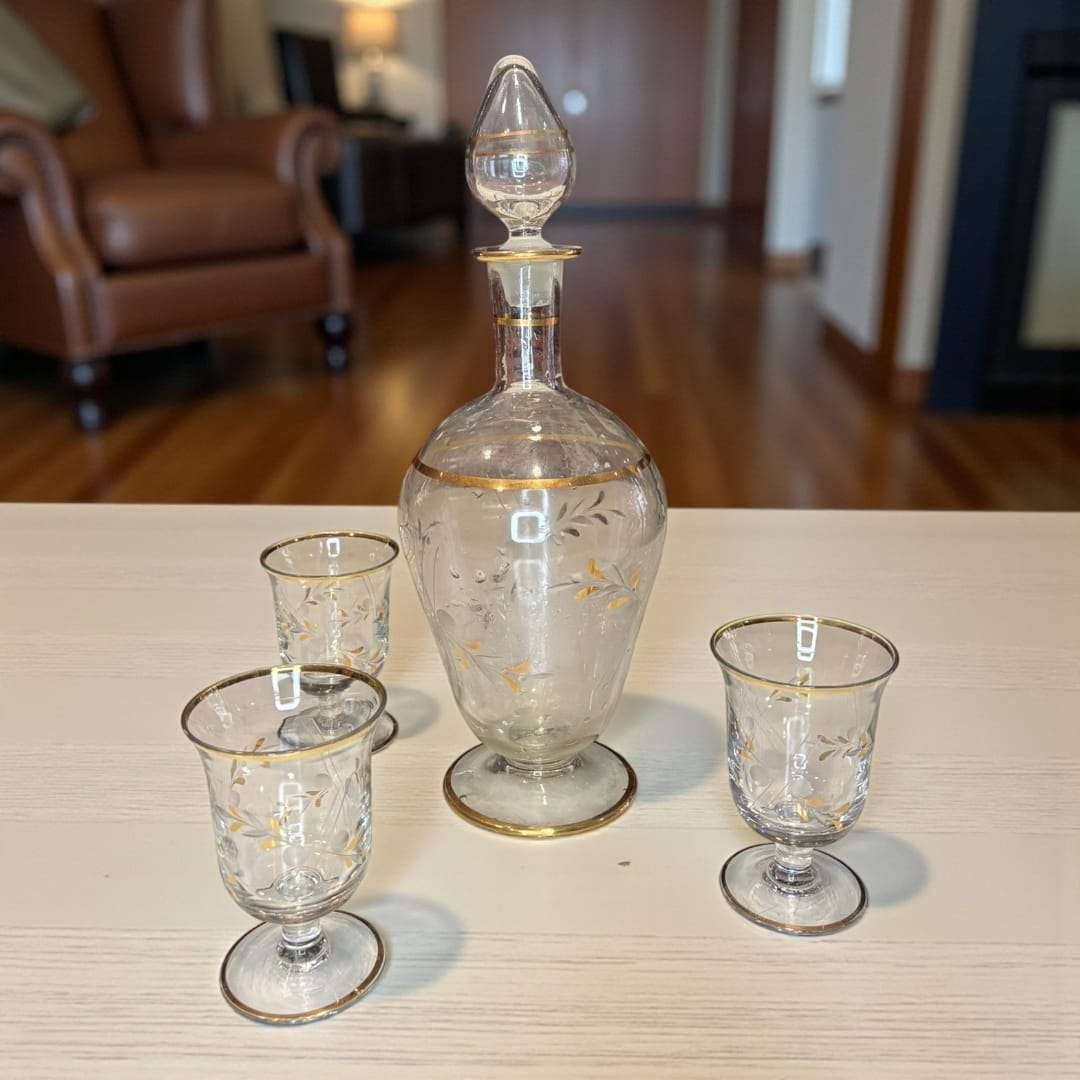 Licorera antigua con copas en cristal decorado a mano - Cositas Antiguas – La Guadaña, Anticuarios Online en Jerez , vender antigüedades, muebles antiguos