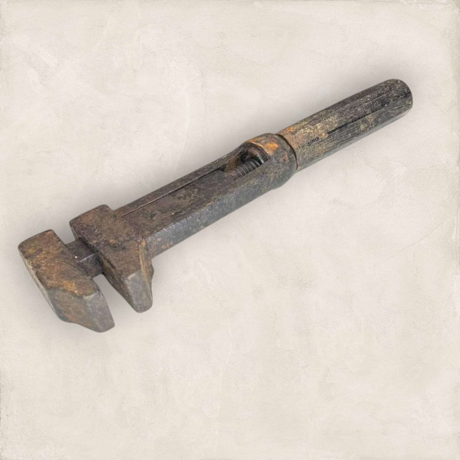 Llave inglesa antigua ajustable – herramienta única - Cositas Antiguas – La Guadaña, Anticuarios Online en Jerez , vender antigüedades, muebles antiguos
