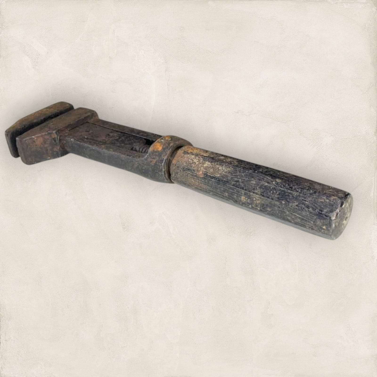 Llave inglesa antigua ajustable – herramienta única - Cositas Antiguas – La Guadaña, Anticuarios Online en Jerez , vender antigüedades, muebles antiguos
