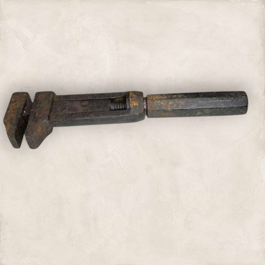 Llave inglesa antigua ajustable – herramienta única - Cositas Antiguas – La Guadaña, Anticuarios Online en Jerez , vender antigüedades, muebles antiguos