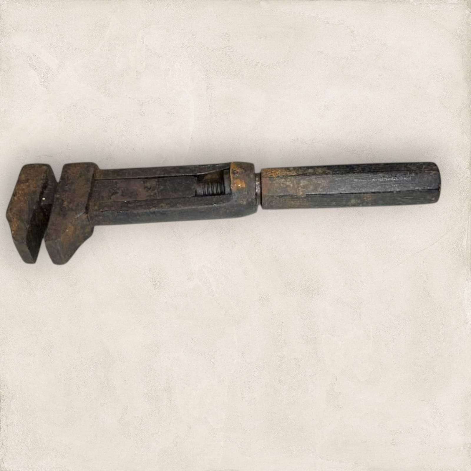 Llave inglesa antigua ajustable – herramienta única - Cositas Antiguas – La Guadaña, Anticuarios Online en Jerez , vender antigüedades, muebles antiguos