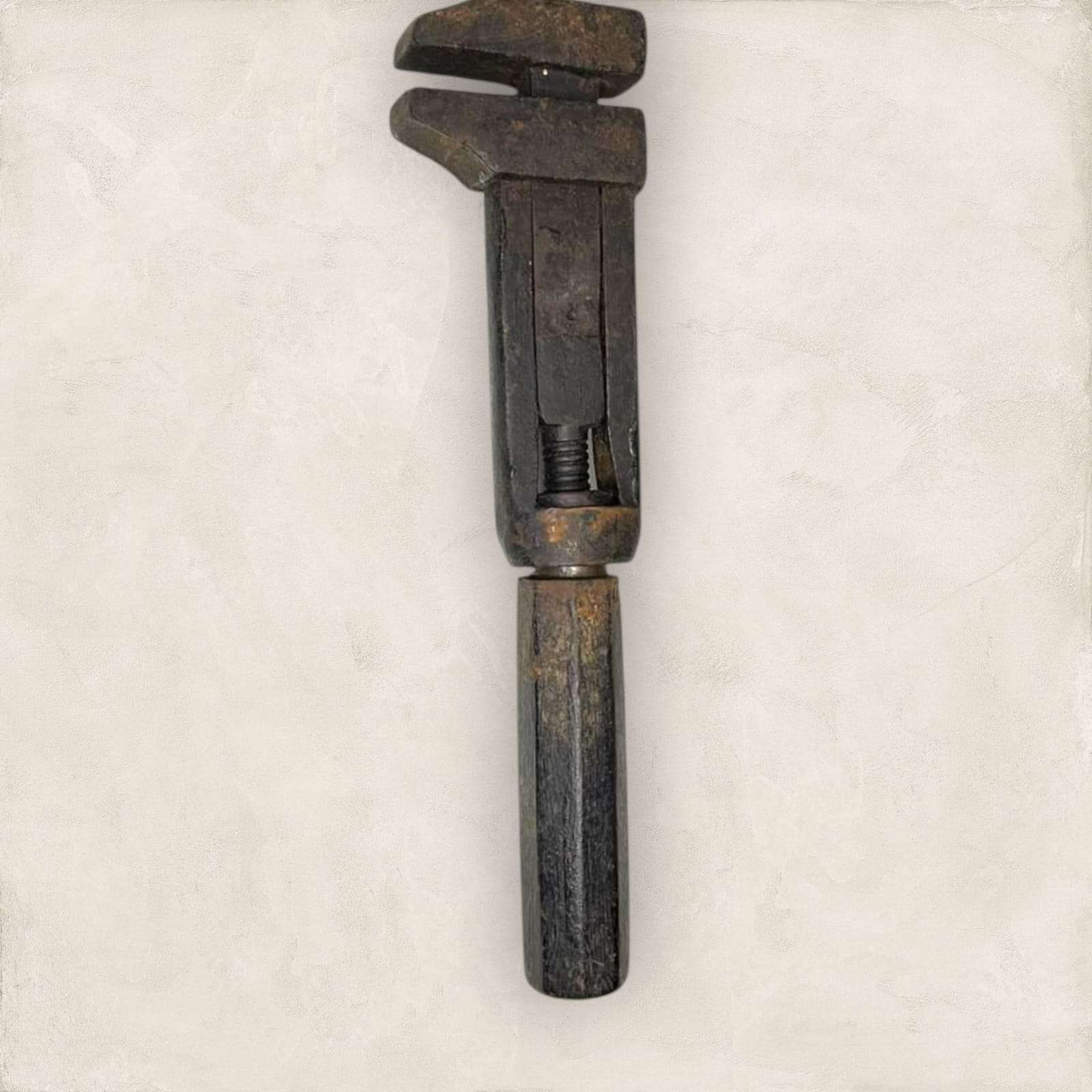 Llave inglesa antigua ajustable – herramienta única - Cositas Antiguas – La Guadaña, Anticuarios Online en Jerez , vender antigüedades, muebles antiguos