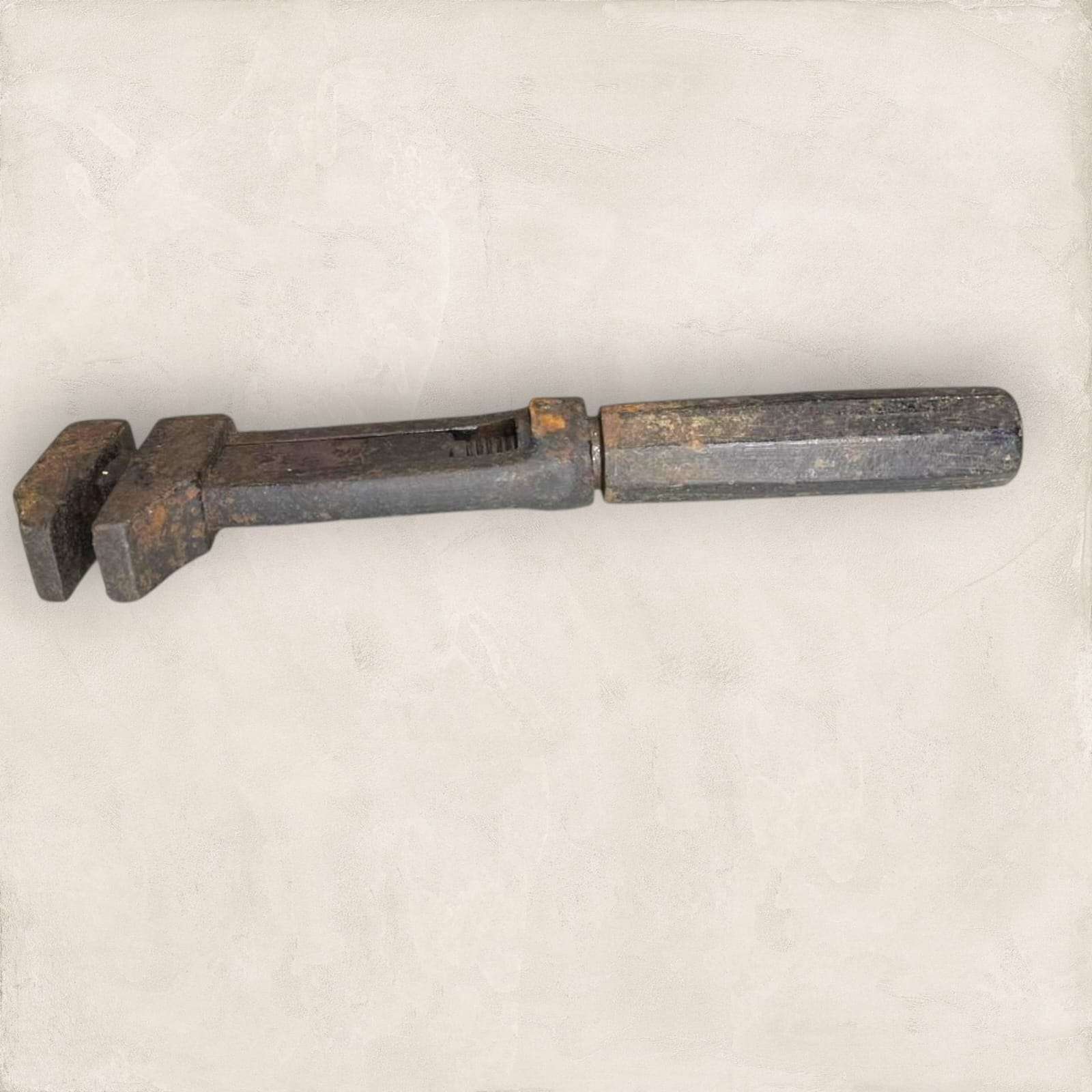 Llave inglesa antigua ajustable – herramienta única - Cositas Antiguas – La Guadaña, Anticuarios Online en Jerez , vender antigüedades, muebles antiguos