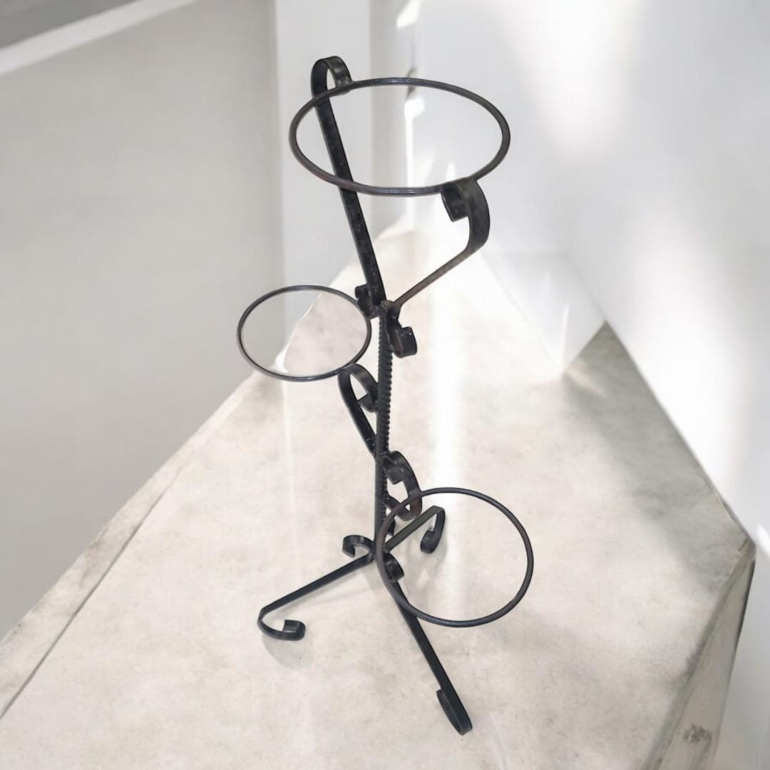 Macetero de hierro forjado con 3 soportes – Elegancia - Cositas Antiguas – La Guadaña, Anticuarios Online en Jerez , vender antigüedades, muebles antiguos