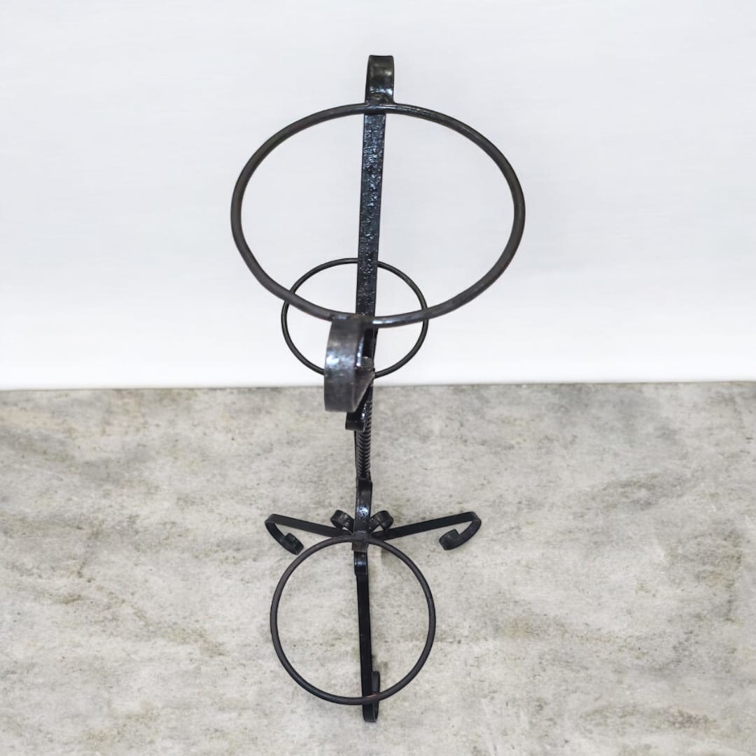 Macetero de hierro forjado con 3 soportes – Elegancia - Cositas Antiguas – La Guadaña, Anticuarios Online en Jerez , vender antigüedades, muebles antiguos