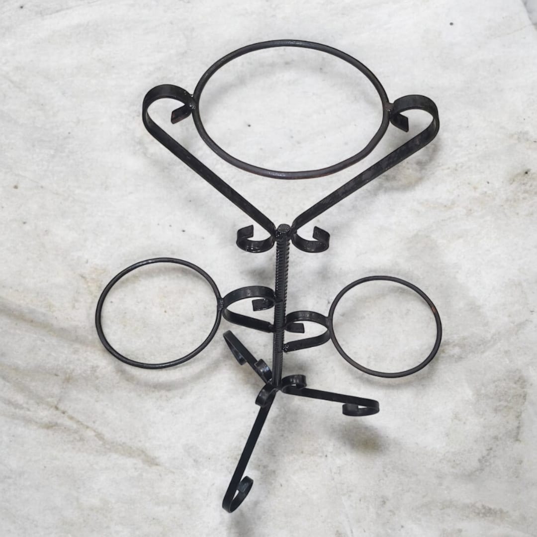 Macetero de hierro forjado con 3 soportes – Elegancia - Cositas Antiguas – La Guadaña, Anticuarios Online en Jerez , vender antigüedades, muebles antiguos