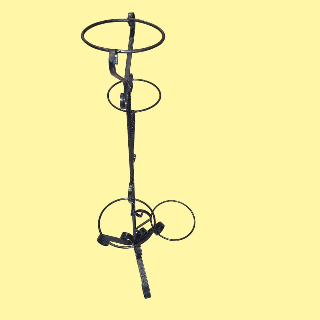 Macetero de hierro forjado con 4 soportes, elegante - Cositas Antiguas – La Guadaña, Anticuarios Online en Jerez , vender antigüedades, muebles antiguos