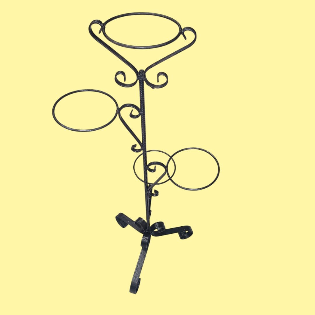 Macetero de hierro forjado con 4 soportes, elegante - Cositas Antiguas – La Guadaña, Anticuarios Online en Jerez , vender antigüedades, muebles antiguos