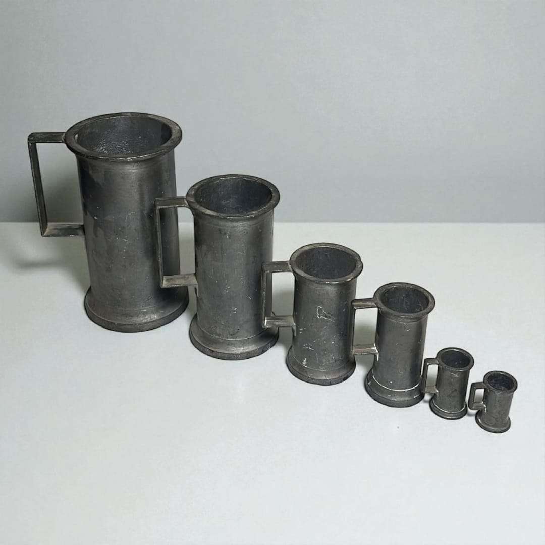 Juego de medidas de líquidos en estaño antiguo | Colección - Cositas Antiguas – La Guadaña, Anticuarios Online en Jerez , vender antigüedades, muebles antiguos