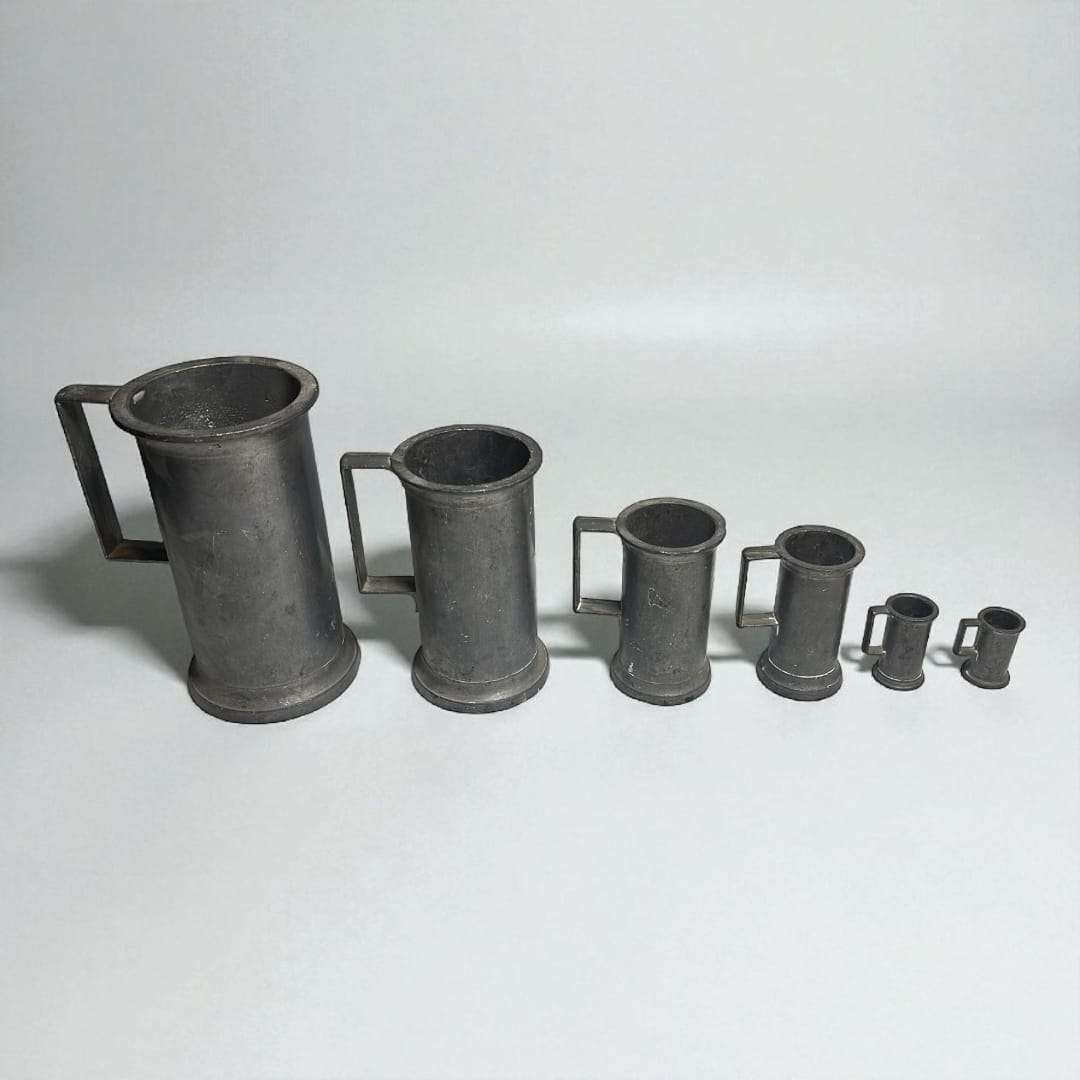 Juego de medidas de líquidos en estaño antiguo | Colección - Cositas Antiguas – La Guadaña, Anticuarios Online en Jerez , vender antigüedades, muebles antiguos