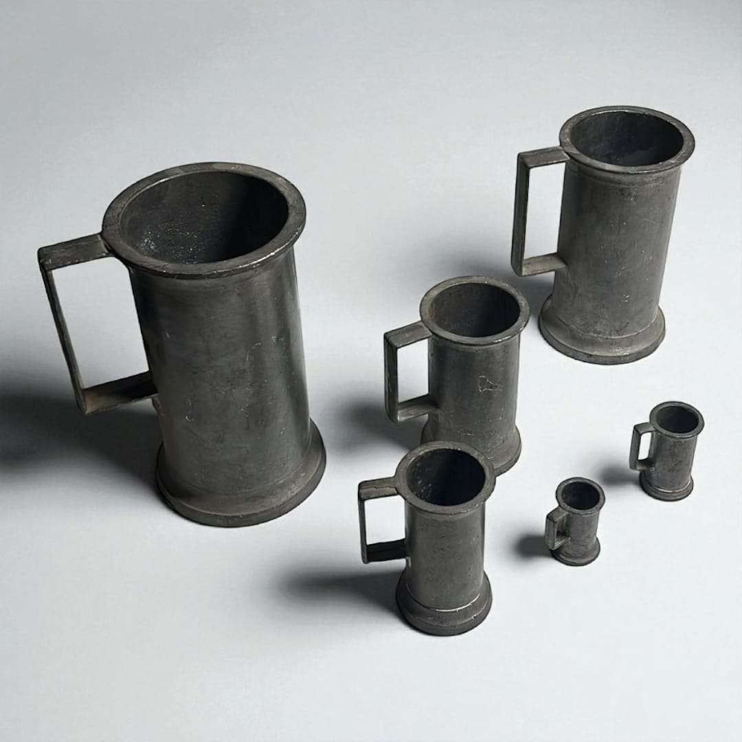 Juego de medidas de líquidos en estaño antiguo | Colección - Cositas Antiguas – La Guadaña, Anticuarios Online en Jerez , vender antigüedades, muebles antiguos