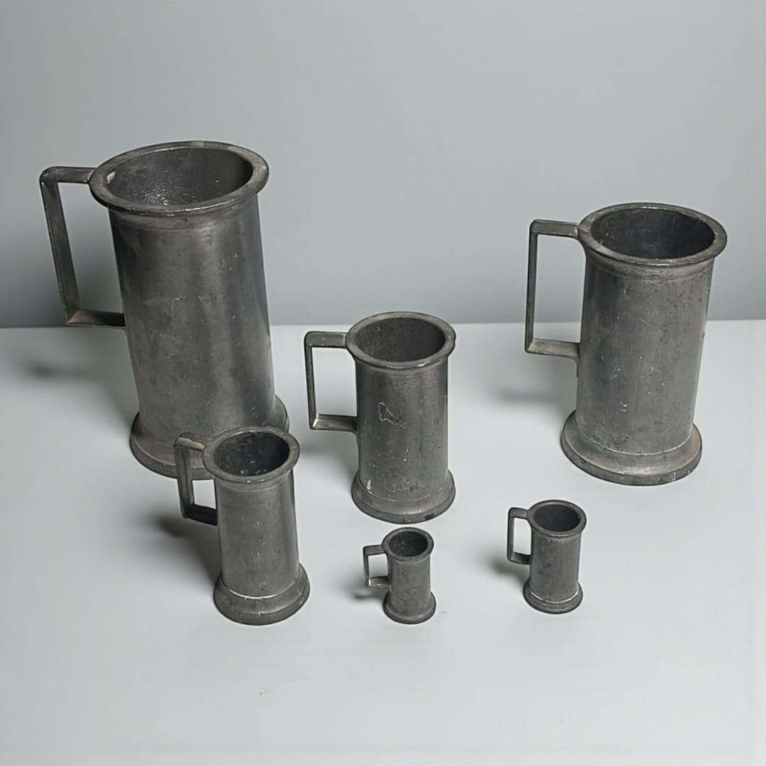 Juego de medidas de líquidos en estaño antiguo | Colección - Cositas Antiguas – La Guadaña, Anticuarios Online en Jerez , vender antigüedades, muebles antiguos
