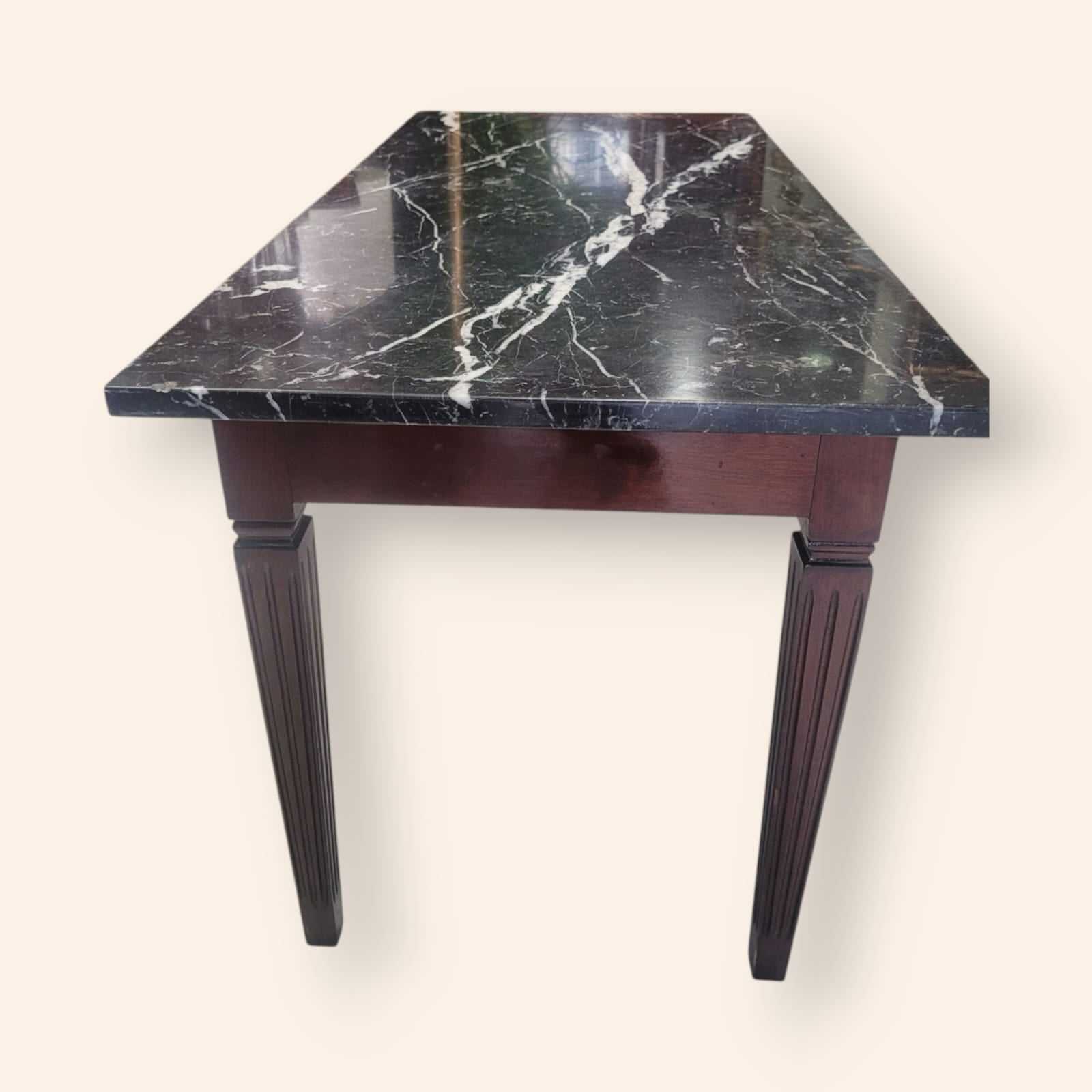 Mesa auxiliar de madera con elegante tapa de mármol negro - Cositas Antiguas – La Guadaña, Anticuarios Online en Jerez , vender antigüedades, muebles antiguos