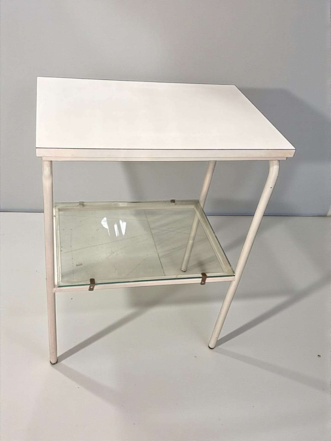 Mesa auxiliar vintage de metal, madera y cristal blanca - Cositas Antiguas – La Guadaña, Anticuarios Online en Jerez , vender antigüedades, muebles antiguos