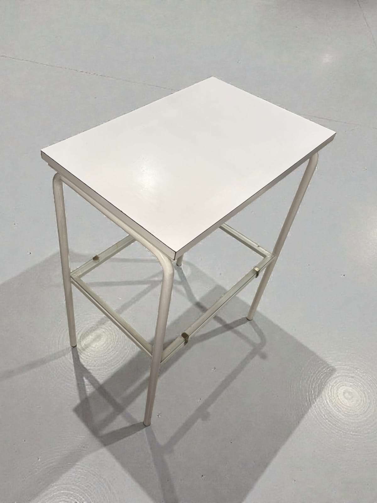 Mesa auxiliar vintage de metal, madera y cristal blanca - Cositas Antiguas – La Guadaña, Anticuarios Online en Jerez , vender antigüedades, muebles antiguos