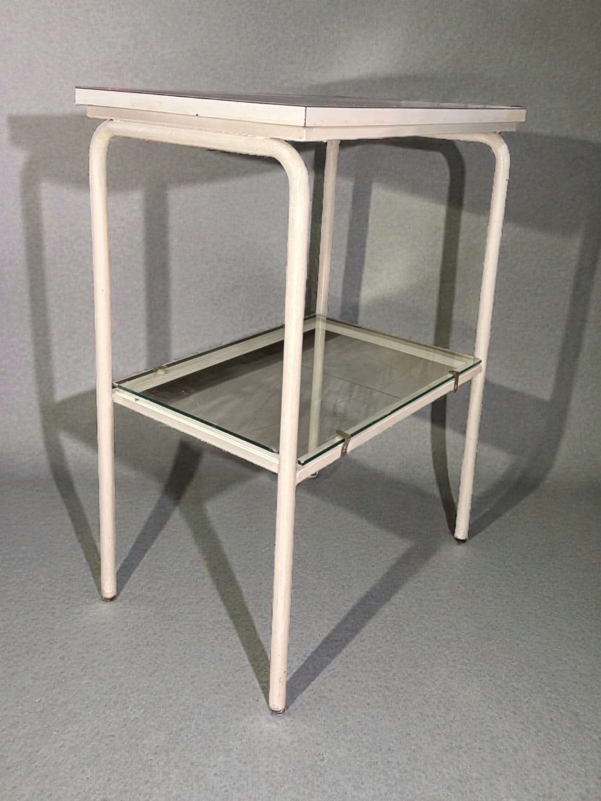 Mesa auxiliar vintage de metal, madera y cristal blanca - Cositas Antiguas – La Guadaña, Anticuarios Online en Jerez , vender antigüedades, muebles antiguos