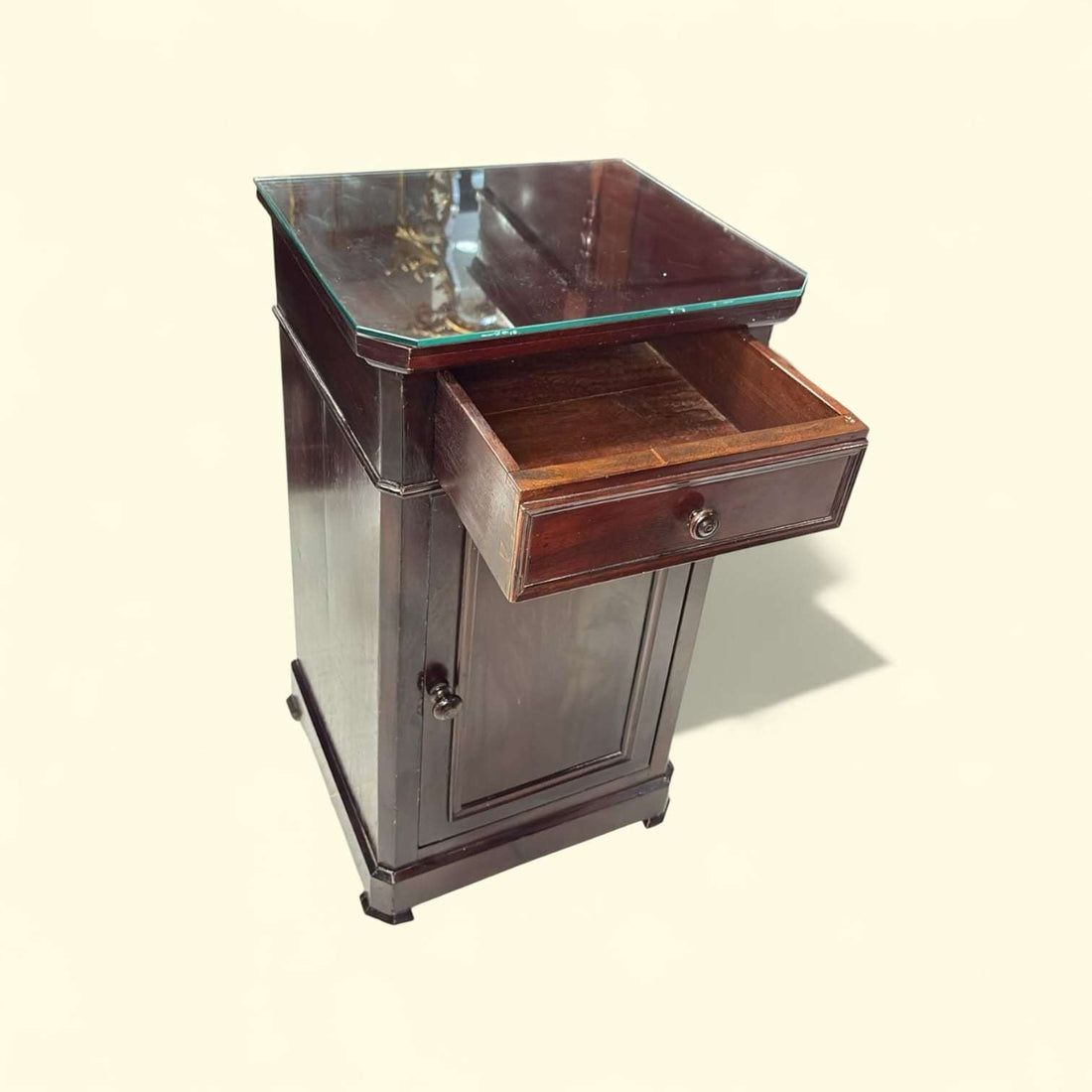 Mesa de noche de caoba con tapa de cristal antigua única - Cositas Antiguas – La Guadaña, Anticuarios Online en Jerez , vender antigüedades, muebles antiguos
