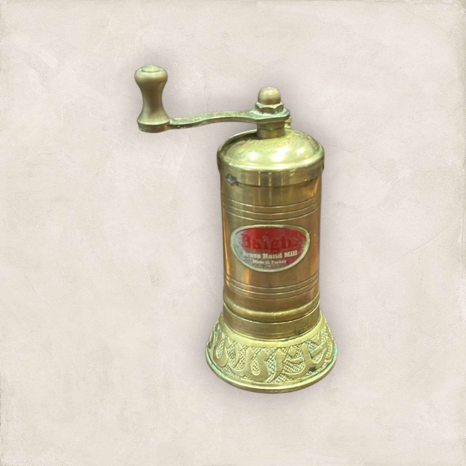 Molinillo de pimienta manual dorado de metal tallado - Cositas Antiguas – La Guadaña, Anticuarios Online en Jerez , vender antigüedades, muebles antiguos