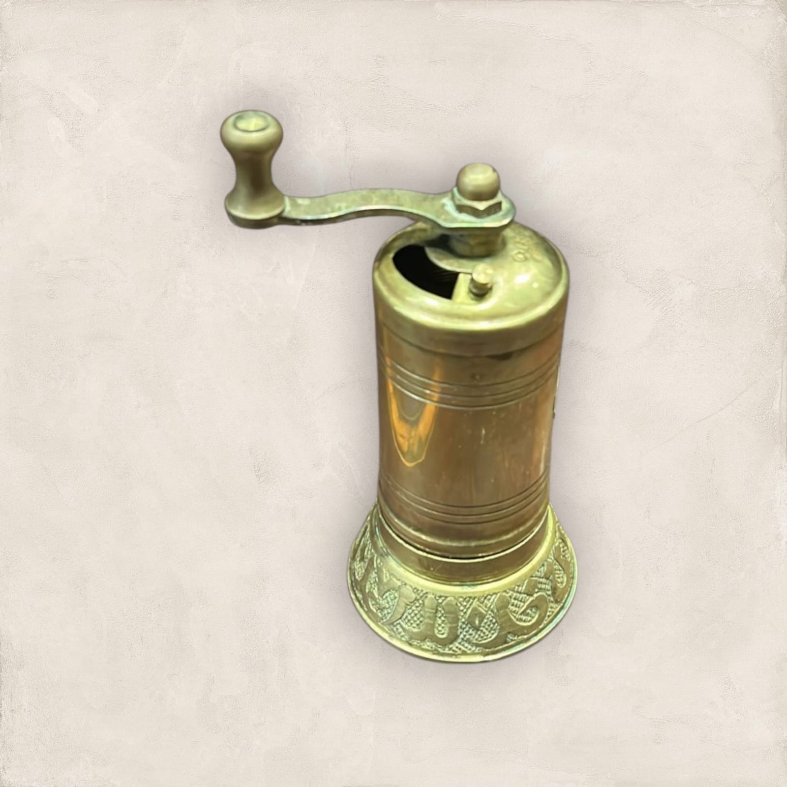 Molinillo de pimienta manual dorado de metal tallado - Cositas Antiguas – La Guadaña, Anticuarios Online en Jerez , vender antigüedades, muebles antiguos