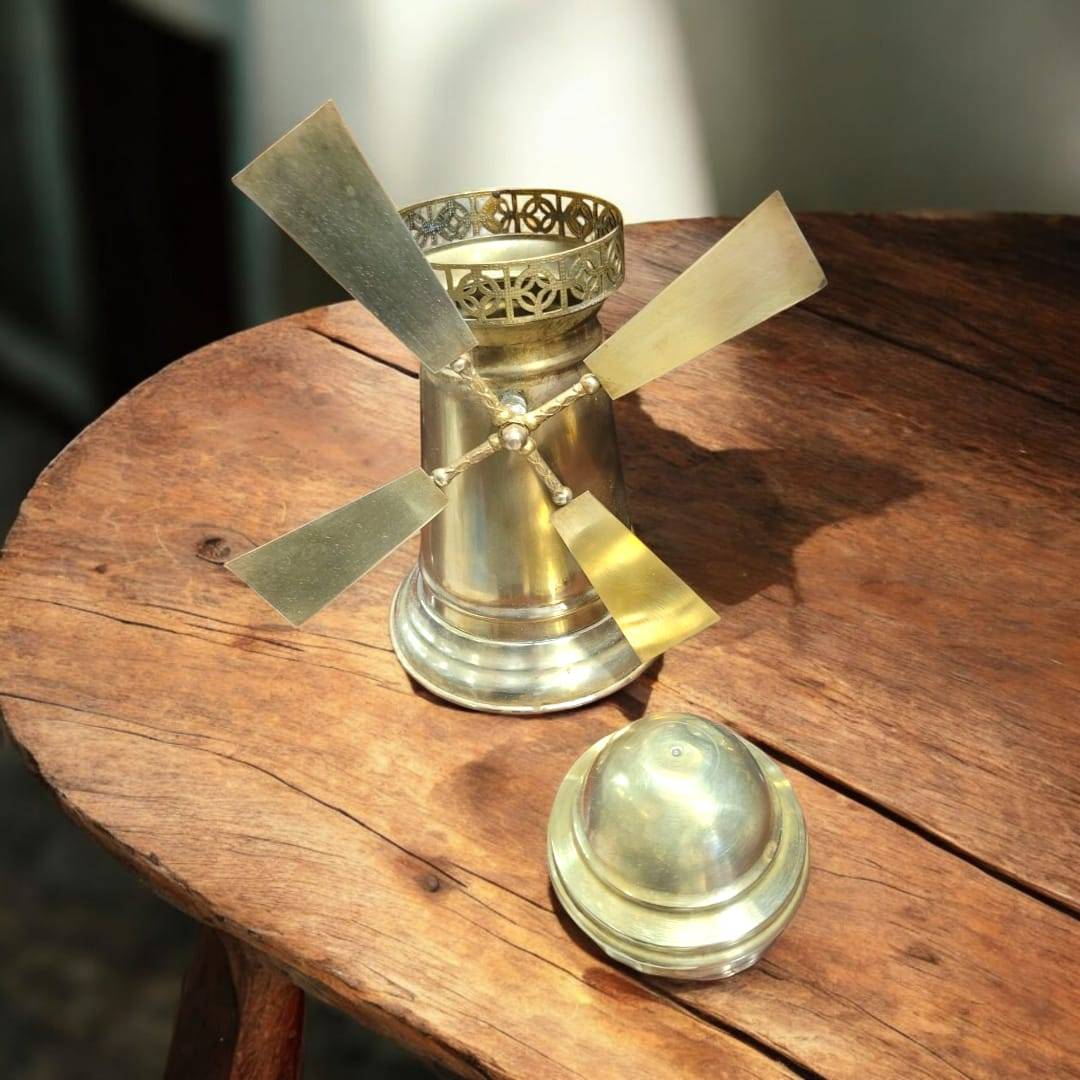 Tarro de metal dorado con forma de molino de viento - Cositas Antiguas – La Guadaña, Anticuarios Online en Jerez , vender antigüedades, muebles antiguos