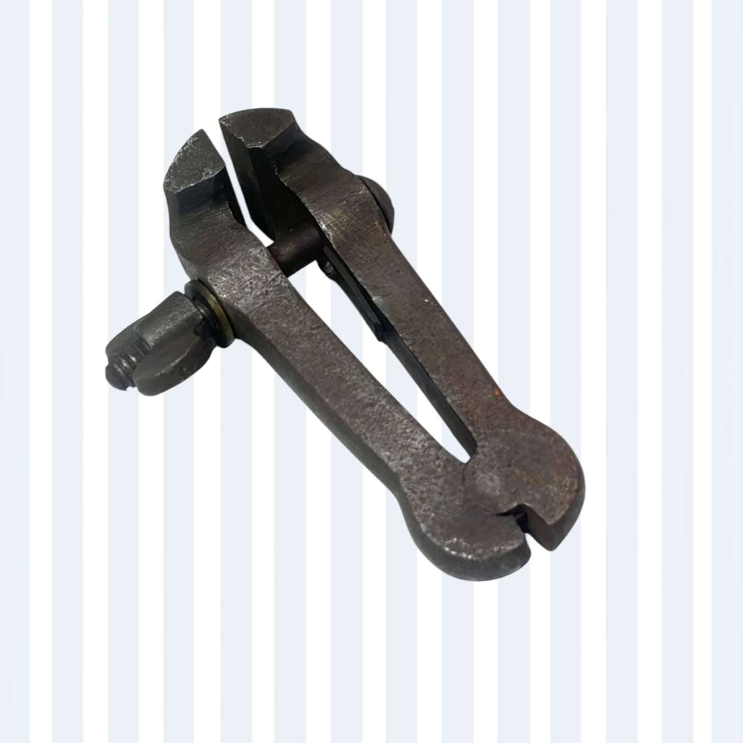 Mordaza de mano antigua | Tornillo de banco de joyero - Cositas Antiguas – La Guadaña, Anticuarios Online en Jerez , vender antigüedades, muebles antiguos