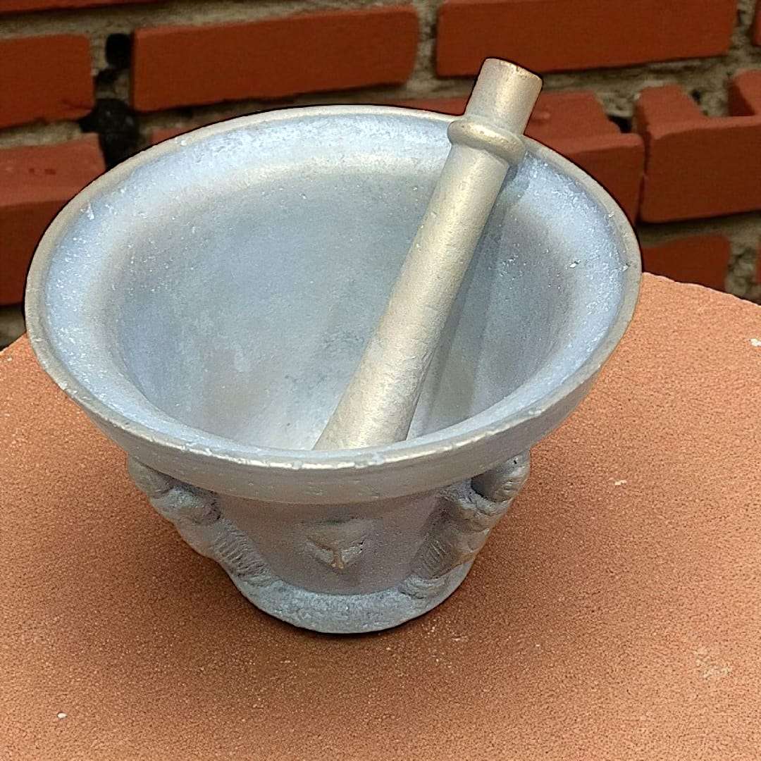 Mortero antiguo de bronce con relieves y maja única - Cositas Antiguas – La Guadaña, Anticuarios Online en Jerez , vender antigüedades, muebles antiguos