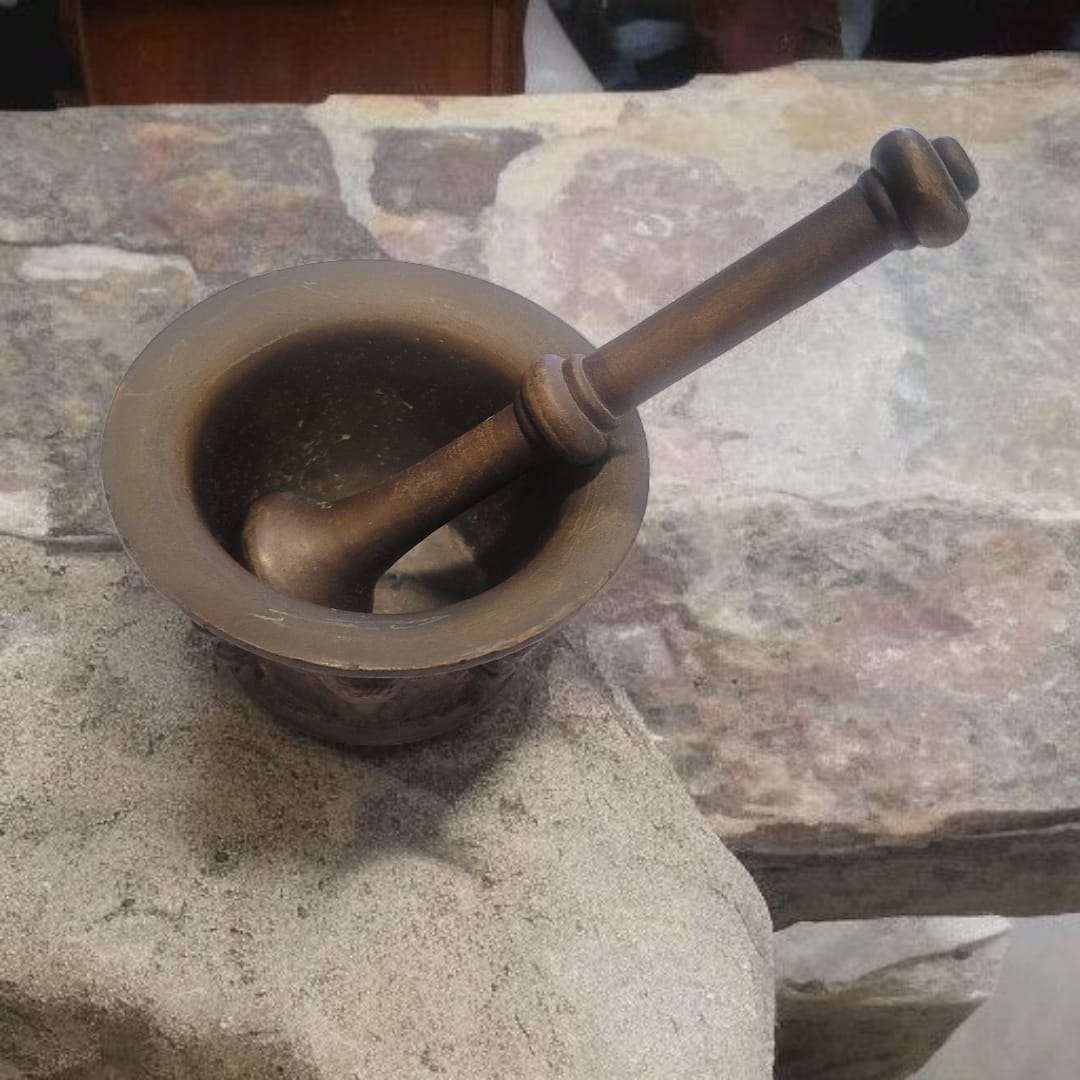 Mortero de bronce con maja antigua artesanal - Cositas Antiguas – La Guadaña, Anticuarios Online en Jerez , vender antigüedades, muebles antiguos