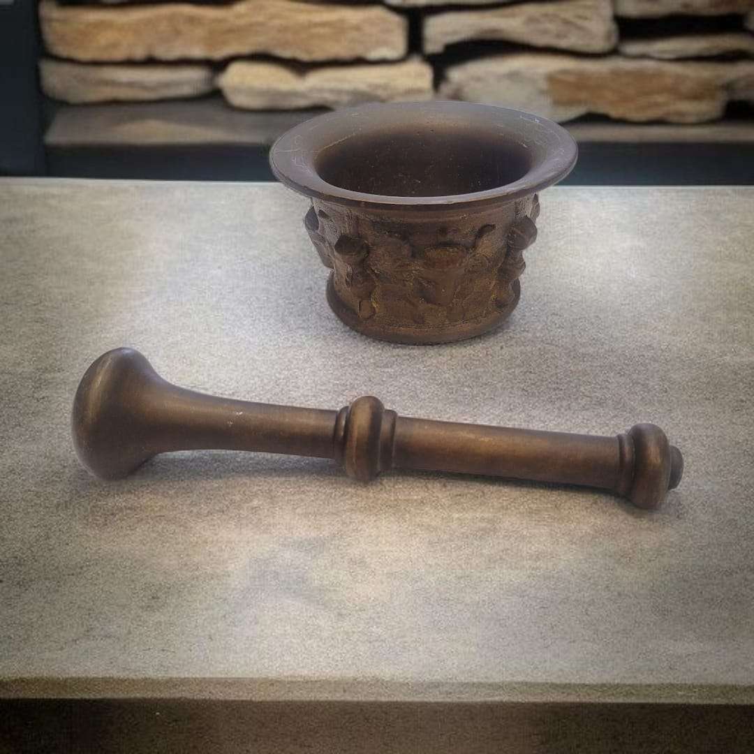 Mortero de bronce con maja antigua artesanal - Cositas Antiguas – La Guadaña, Anticuarios Online en Jerez , vender antigüedades, muebles antiguos